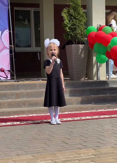 Варвара Филончук выступила на праздничном концерте для жителей микрорайона Грандичи